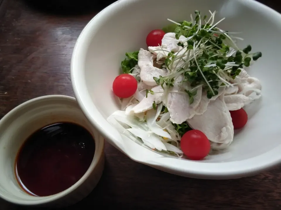 純輝鶏のむね肉の薄切りをしゃぶしゃぶして、手作りたれでサラダ仕立てにしました🤗|にんにくと唐辛子が特に好き❤️(元シャリマー)さん