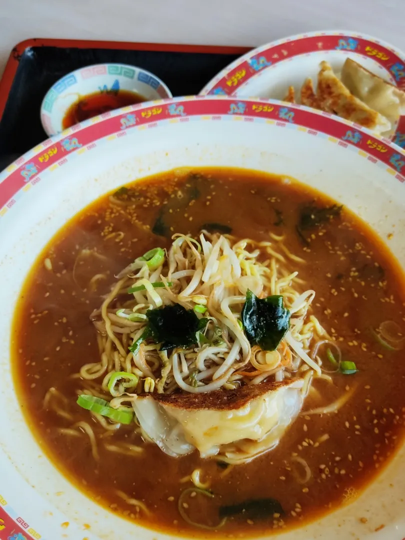 Snapdishの料理写真:中華食堂ドラゴンのAセット

Aセットは、ラーメンと餃子のセット。
親切に、ニンニク入りかどうか聞かれます。もちろんニンニク入りで。
ラーメンの器もデカいが、量も1玉以上あるはずー。
安い・美味い・大盛りなので、何度も子どもを連れてきたお店なのでした。|Rピージャーさん