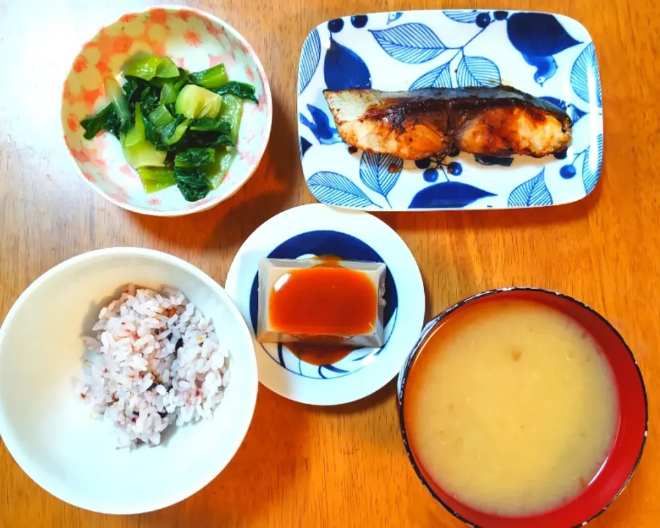 2022 0708　鰤の塩麹漬け焼き　ごま豆腐　チンゲン菜のナムル　なめことわかめのお味噌汁|いもこ。さん