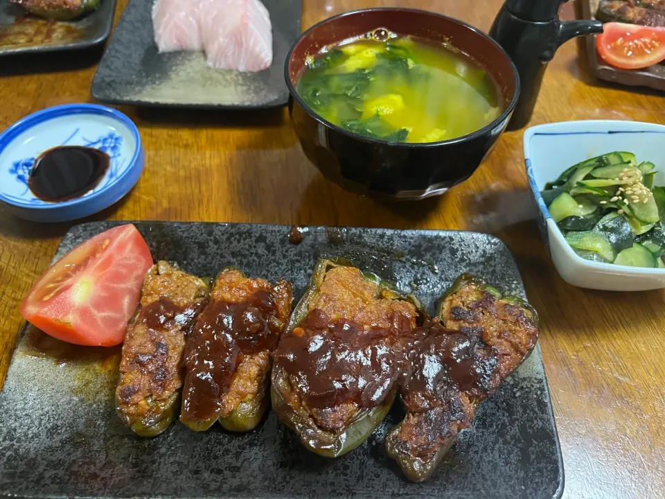 Snapdishの料理写真:肉詰めピーマンのお夕飯|さんだーさん