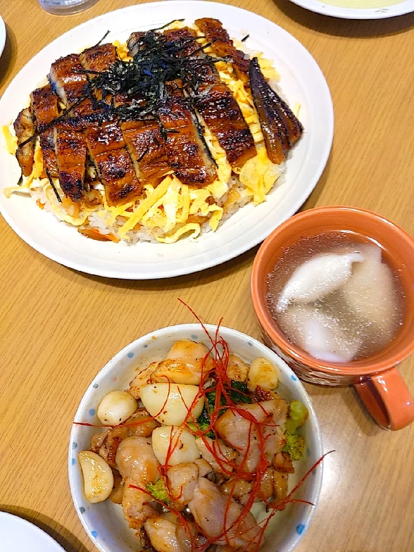 鰻のちらし寿司　鶏肉と丸ごと大蒜炒め　水餃子の中華スープ|s-iさん