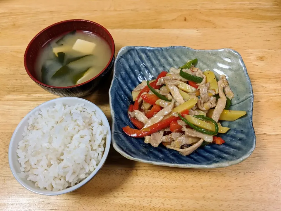 Snapdishの料理写真:じゃがいもを使った、青椒肉絲です。中華の巨匠・脇屋友詞氏のレシピを、参考にしました!!|トヨシと申します。さん