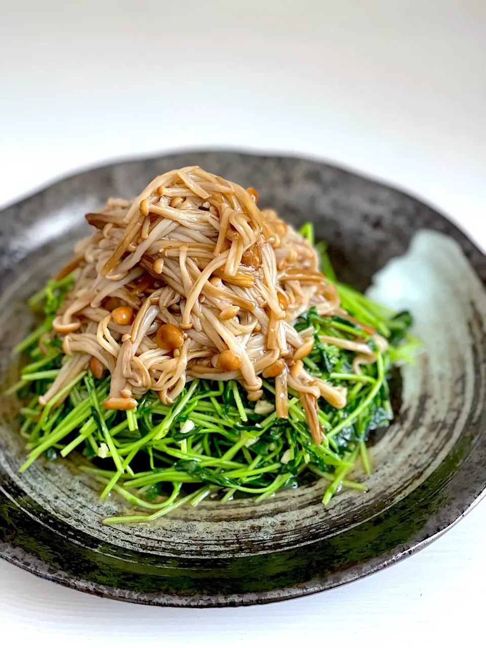 Enoki mushrooms & pea sprouts |12Dragonさん