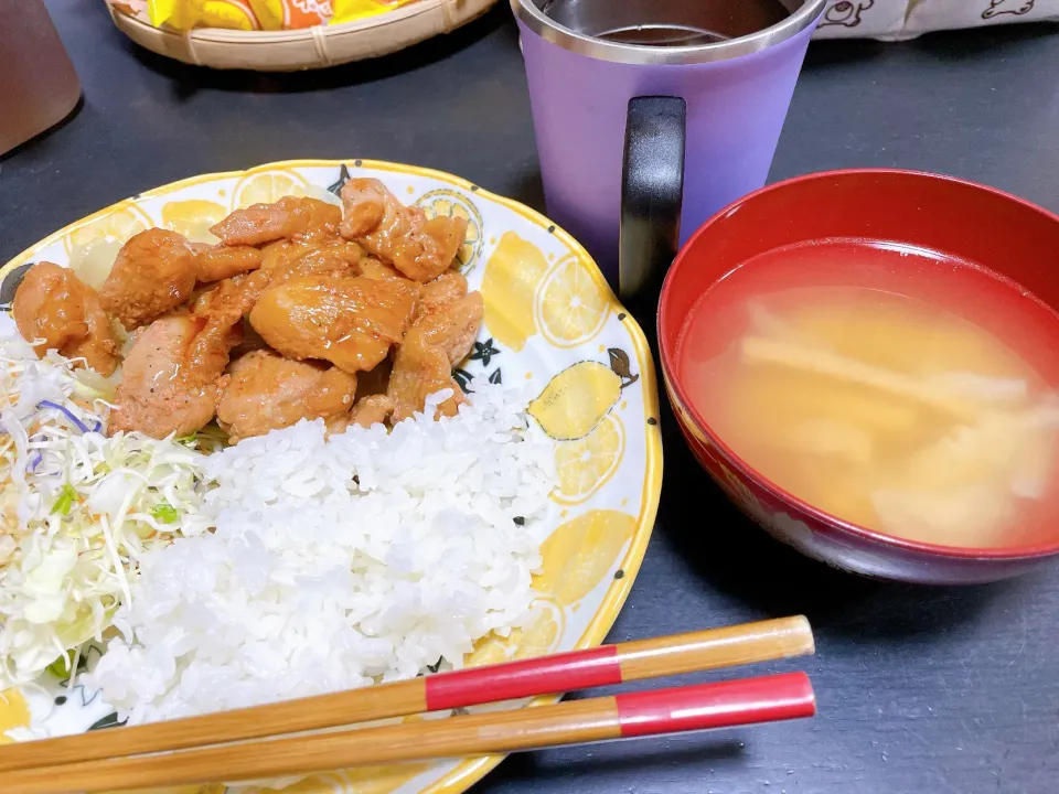 鶏肉の蒲焼き　お味噌汁　たまねぎオリーブオイル炒め|ミホさん