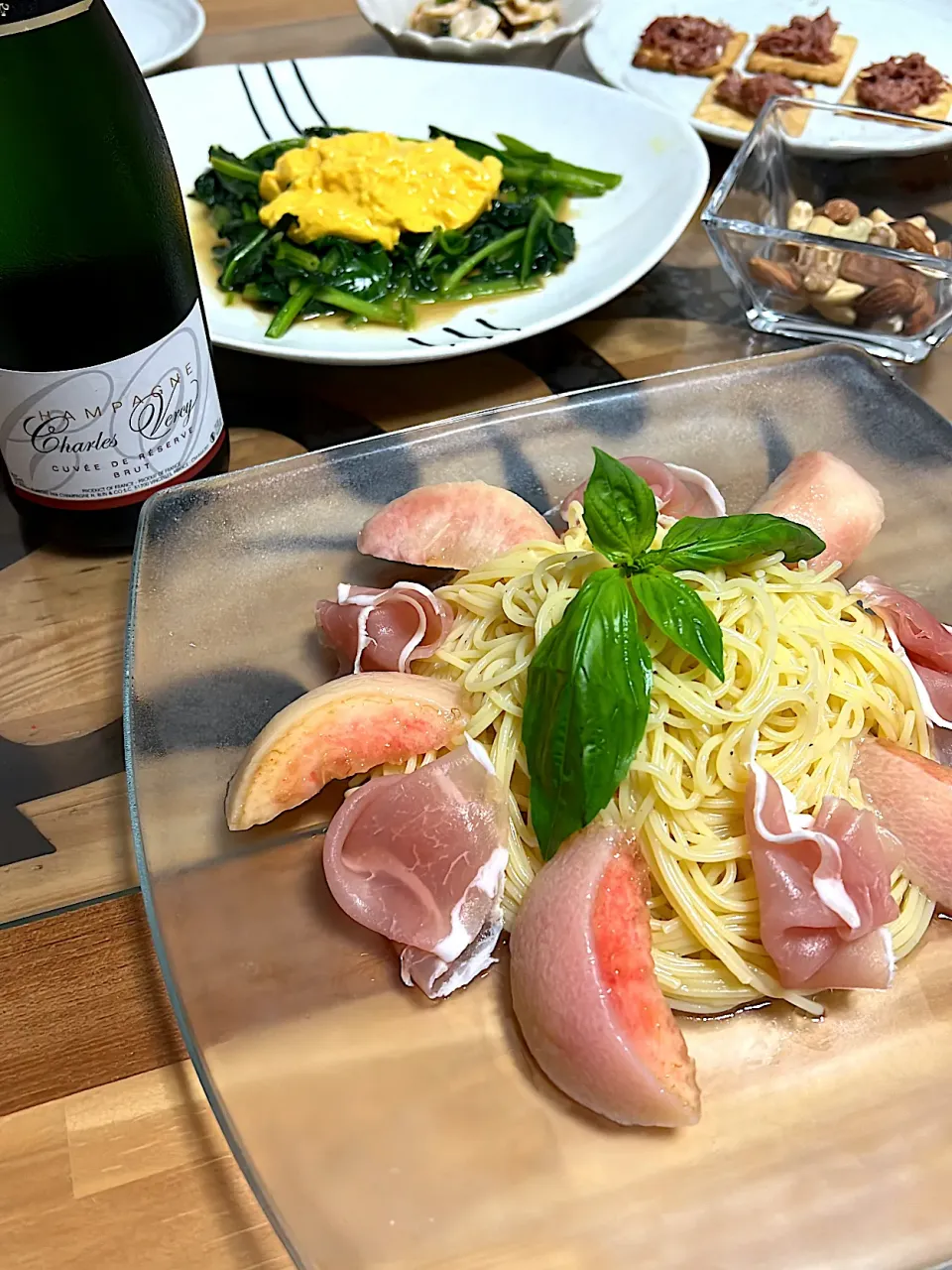 桃と生ハムの冷製パスタandなんちゃってウニホーレン🥂|えみりんさん