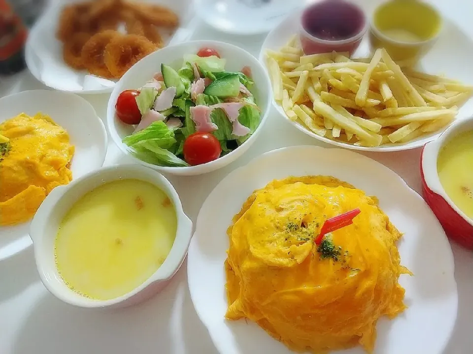 夕食(*^^*)
オムライス
フライドポテト🍟
イカリングフライ
サラダ🥗
コーンスープ|プリン☆さん