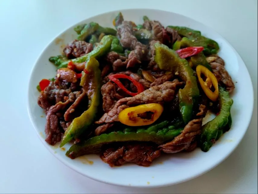 Snapdishの料理写真:Stir-fried beef with bitter gourd|steven z.y.さん