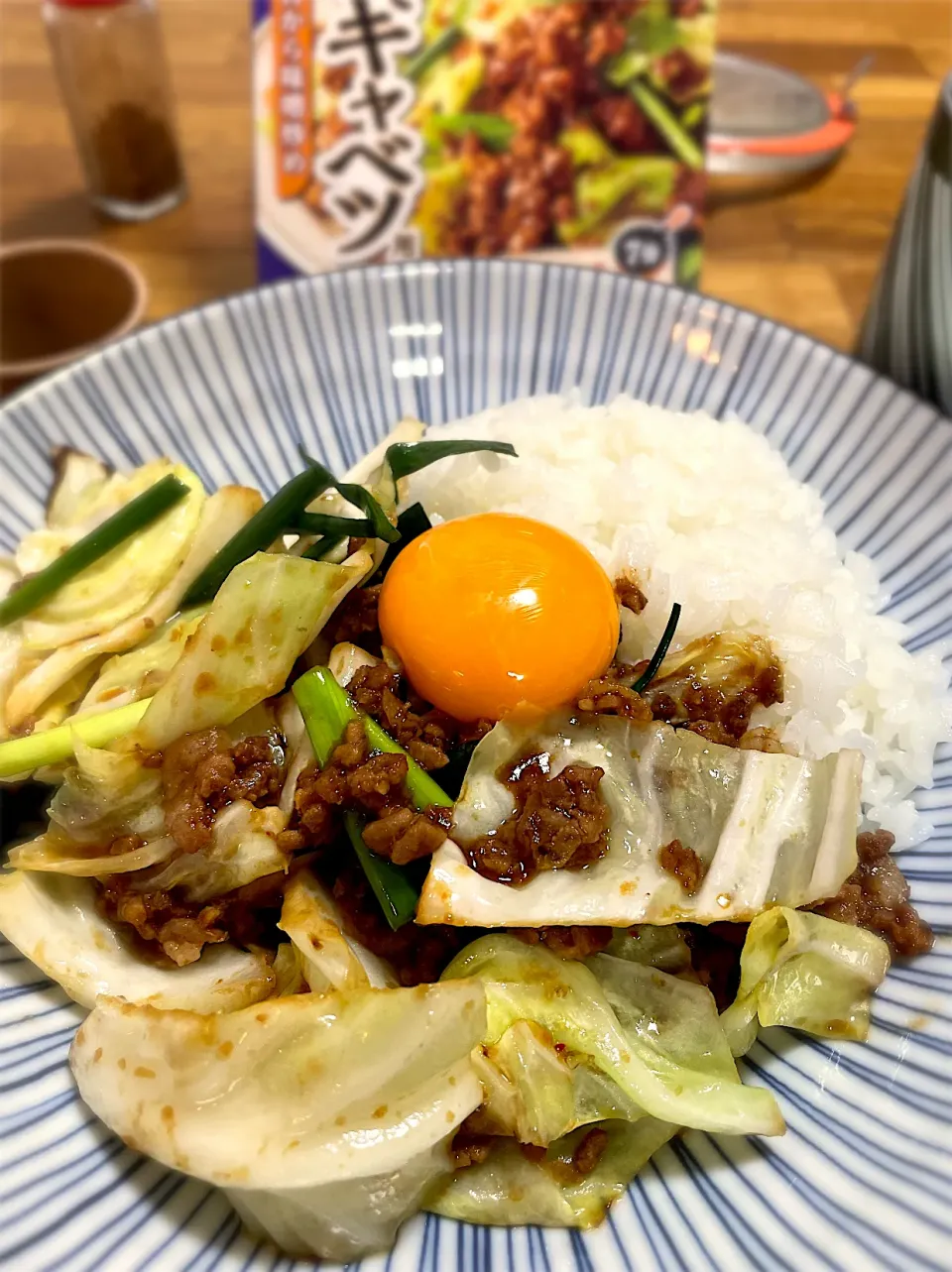 Snapdishの料理写真:肉味噌キャベツ丼+卵黄　*\(^o^)/*|morimi32さん