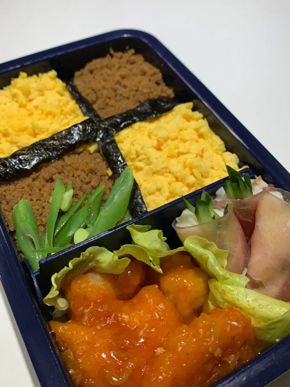 二色そぼろ弁当🍱|mirrorさん