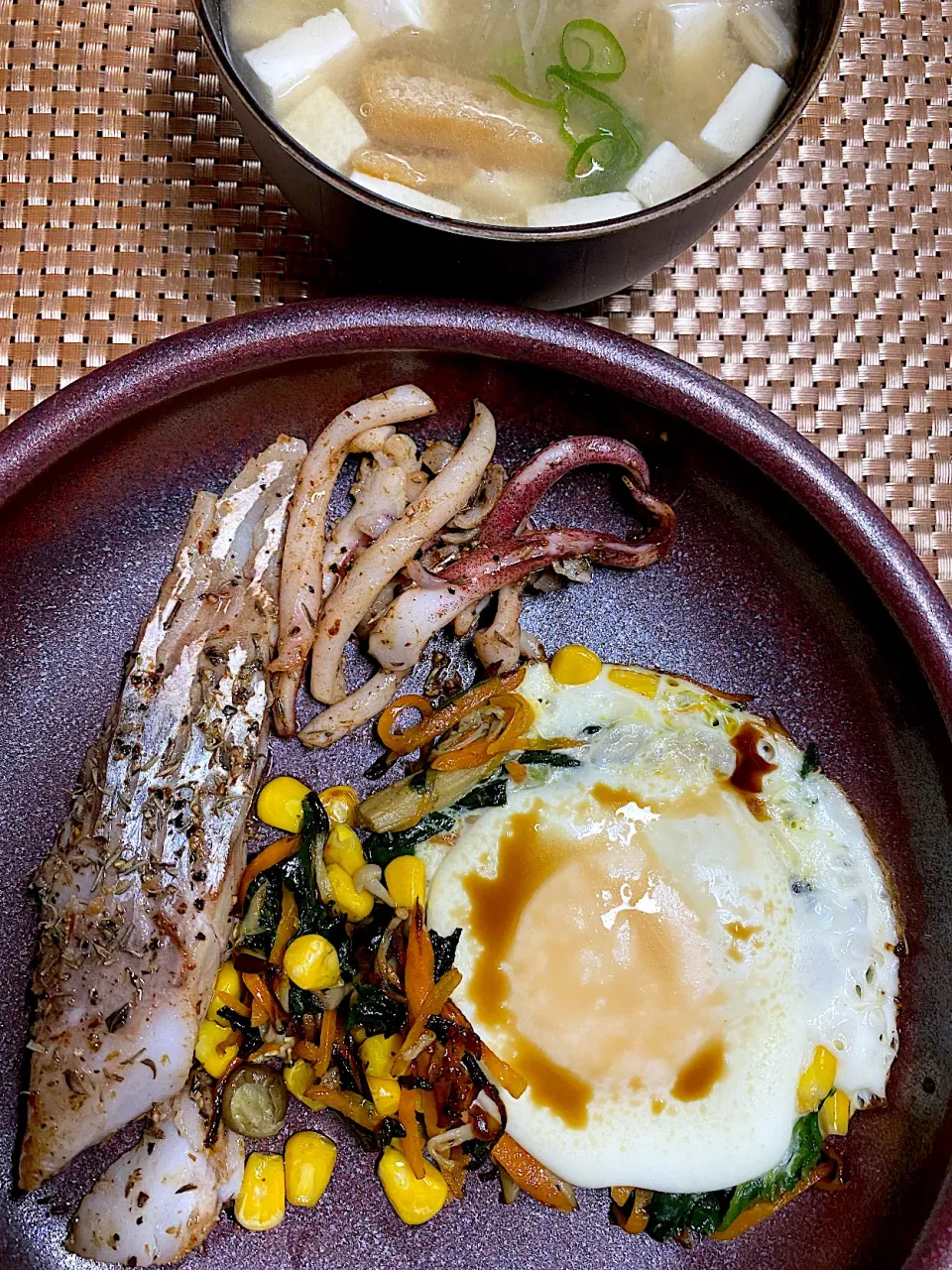 🐟鱈と🦑イカのバターソテー野菜目玉焼きと🍳|すくらんぶるえっぐさん