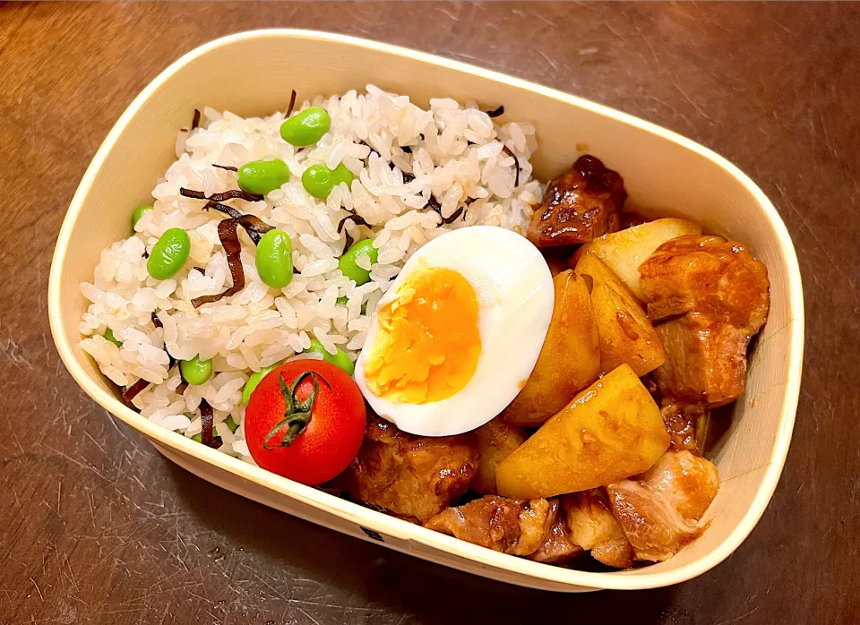 息子　お弁当🍙枝豆と塩昆布の混ぜご飯と大根と豚の角煮|bebechanさん