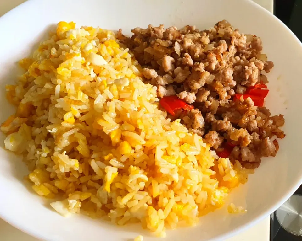 Snapdishの料理写真:Garlic egg fried rice ~ 🫒 oil 
Shallots minced pork ~ spicy 🌶 x2|🌷lynnlicious🌷さん