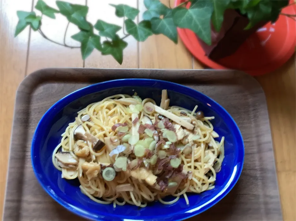 Snapdishの料理写真:お揚げさんとミックスきのこの和風ワンポットパスタ🍝|gunlove❤さん