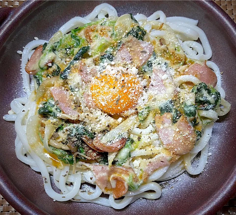 カルボナーラ風釜玉うどん|すくらんぶるえっぐさん