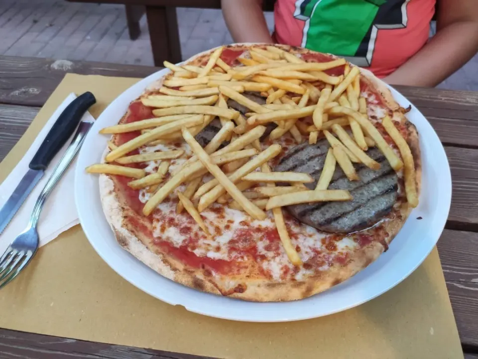 Snapdishの料理写真:Pizza burger|Aleš Grudenさん