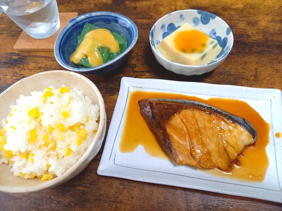 Snapdishの料理写真:・ぶりの照り焼き
・とうもろこしご飯
・玉子豆腐
・刺身こんにゃく|ちりさん