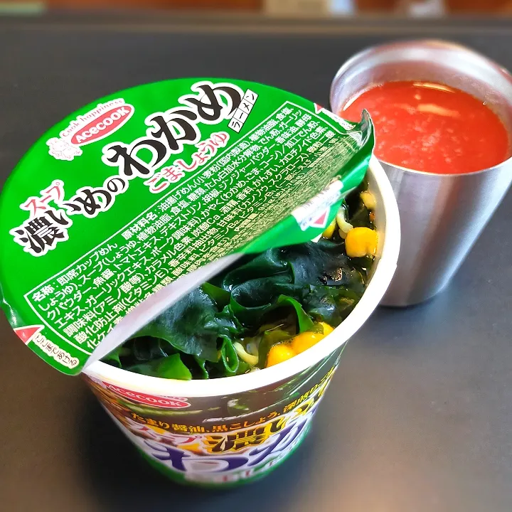 Snapdishの料理写真:7/12昼1、期限切れカップ麺に悪あがきヘルシーを添えて 310kcal|ぴらさん