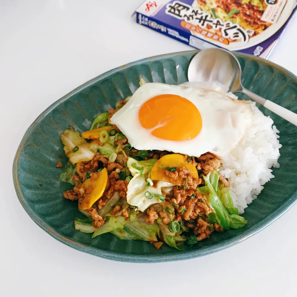 Snapdishの料理写真:勝ち飯💪🏻✨肉みそキャベツロコモコ丼😋🥄🌺|leeさん