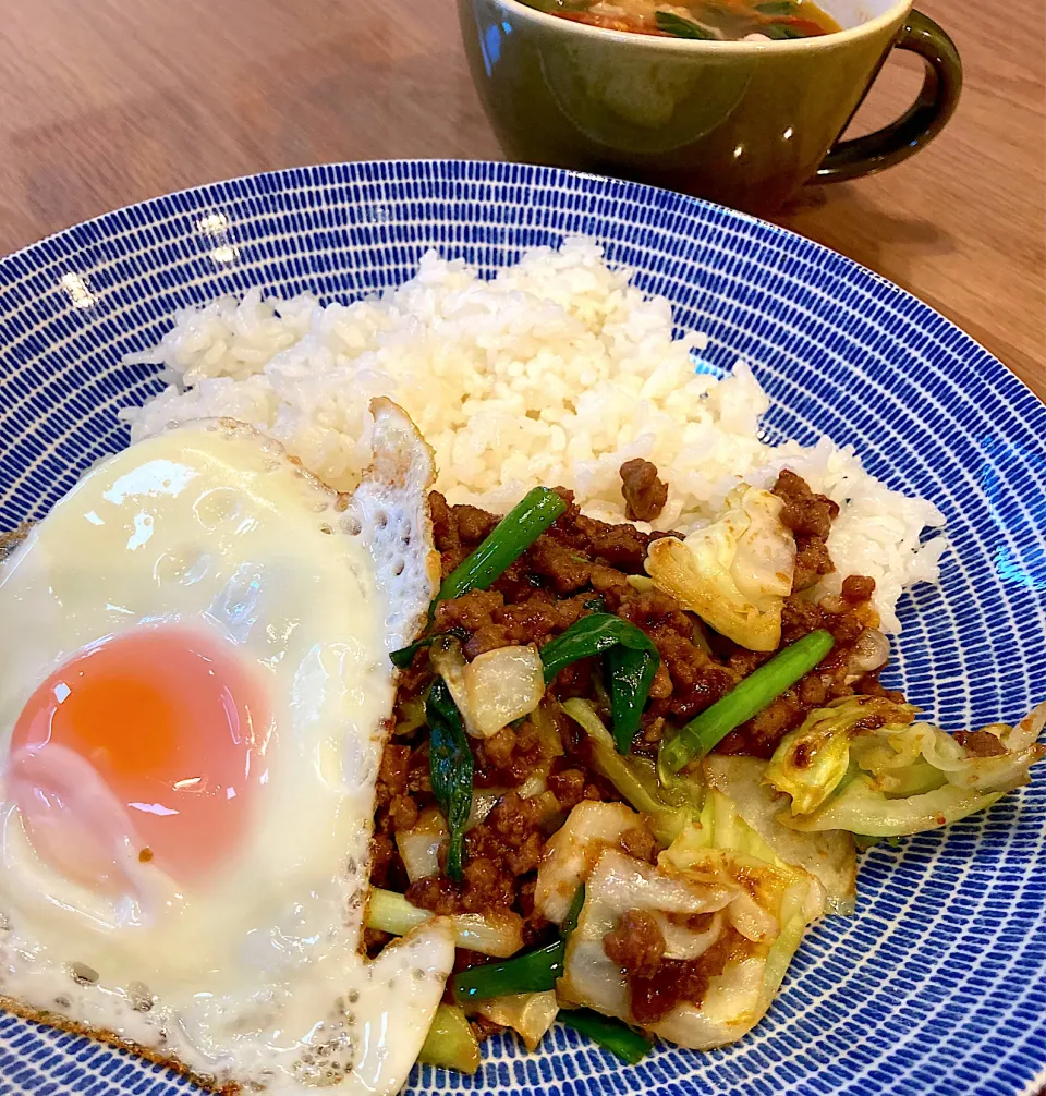 勝ち飯✨　肉みそキャベツロコモコ丼＋トマトとオクラのうま塩豚汁✨✨|NOBUちえさん