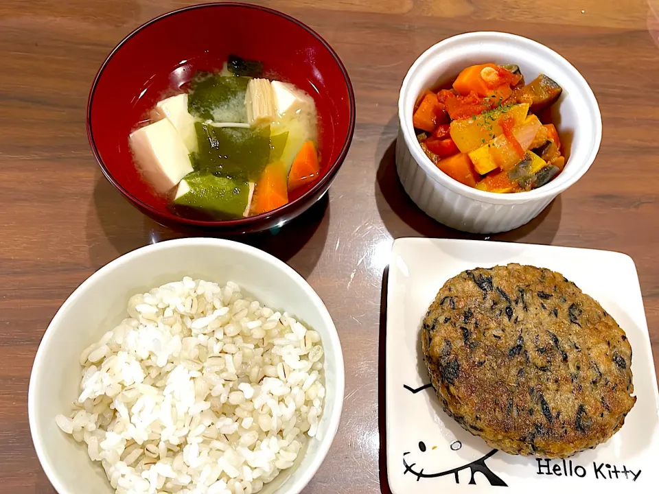 冷凍ひじき豆腐ハンバーグ　色々夏野菜のラタトゥイユ　色々野菜と豆腐の味噌汁|おさむん17さん