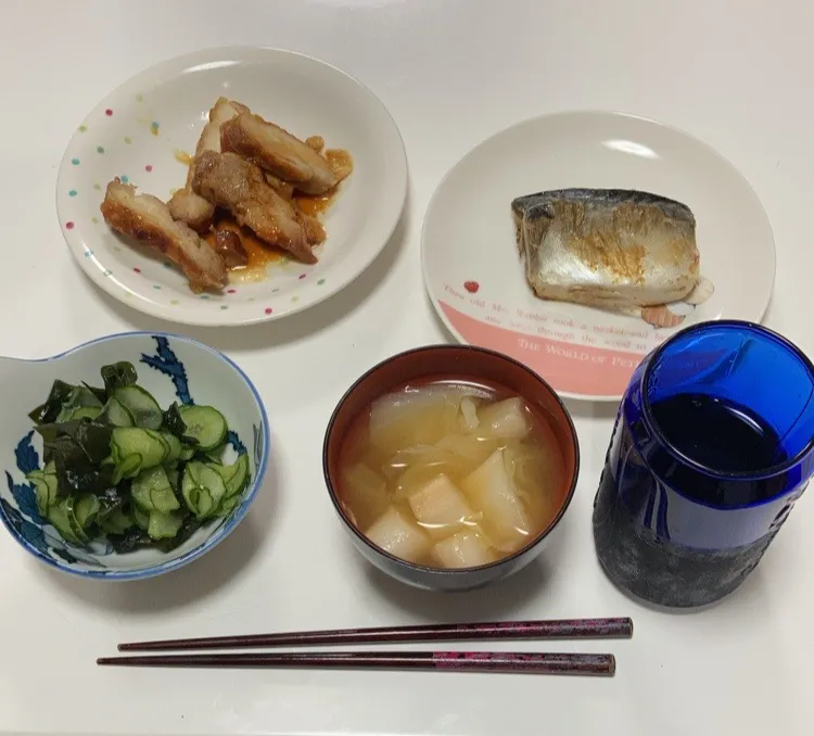 晩御飯(^^)☆塩鯖☆チキン酢テーキ☆胡瓜と若芽の酢の物☆みそ汁（キャベツ、麩）|Saharaさん