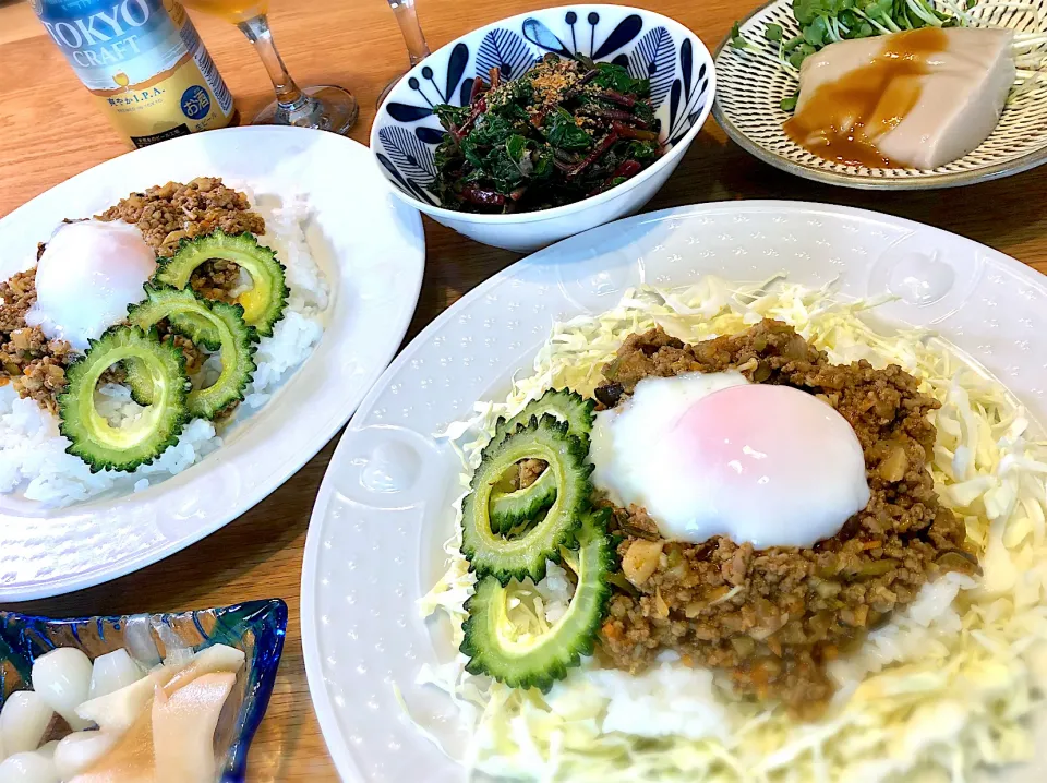 温玉のせキーマカレー　ツルムラサキのおかか酢和え|じゅんさんさん