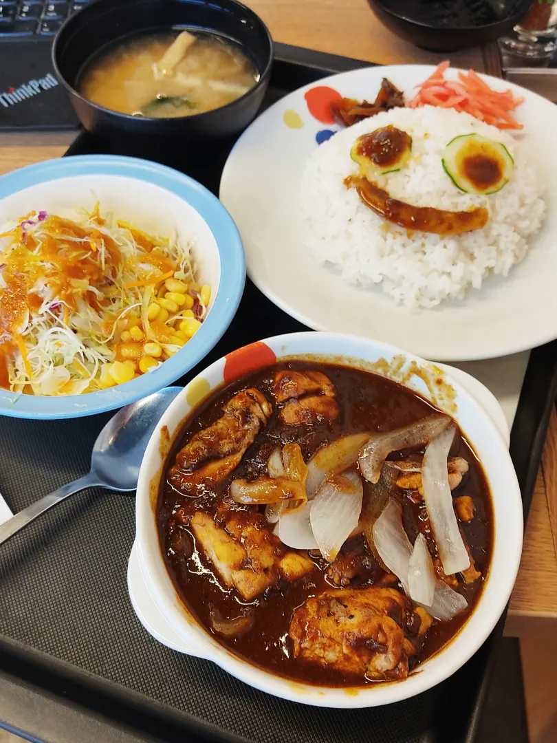 松屋のごろごろ煮込みチキンカレー野菜セット

ご承知の通り、松屋は牛めしも美味しいけれどカレーもイケます。
こちらのカレーには、鉄板でジューシーに焼き上げたチキンがごろごろ入っているのです。
今の時期のオススメはうな丼とのことですが、いいんです鶏肉で。|Rピージャーさん