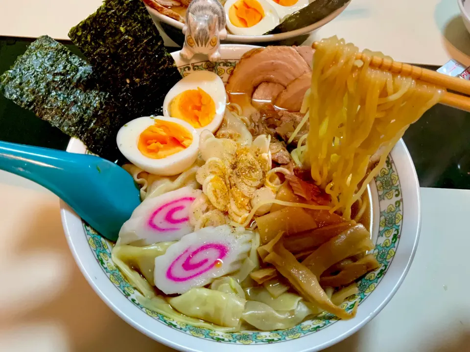 Snapdishの料理写真:お家で作る醤油チャーシューワンタン麺
ロースは炙って、バラはそのまま
ワンタンは豚肉入り|Takeshi  Nagakiさん