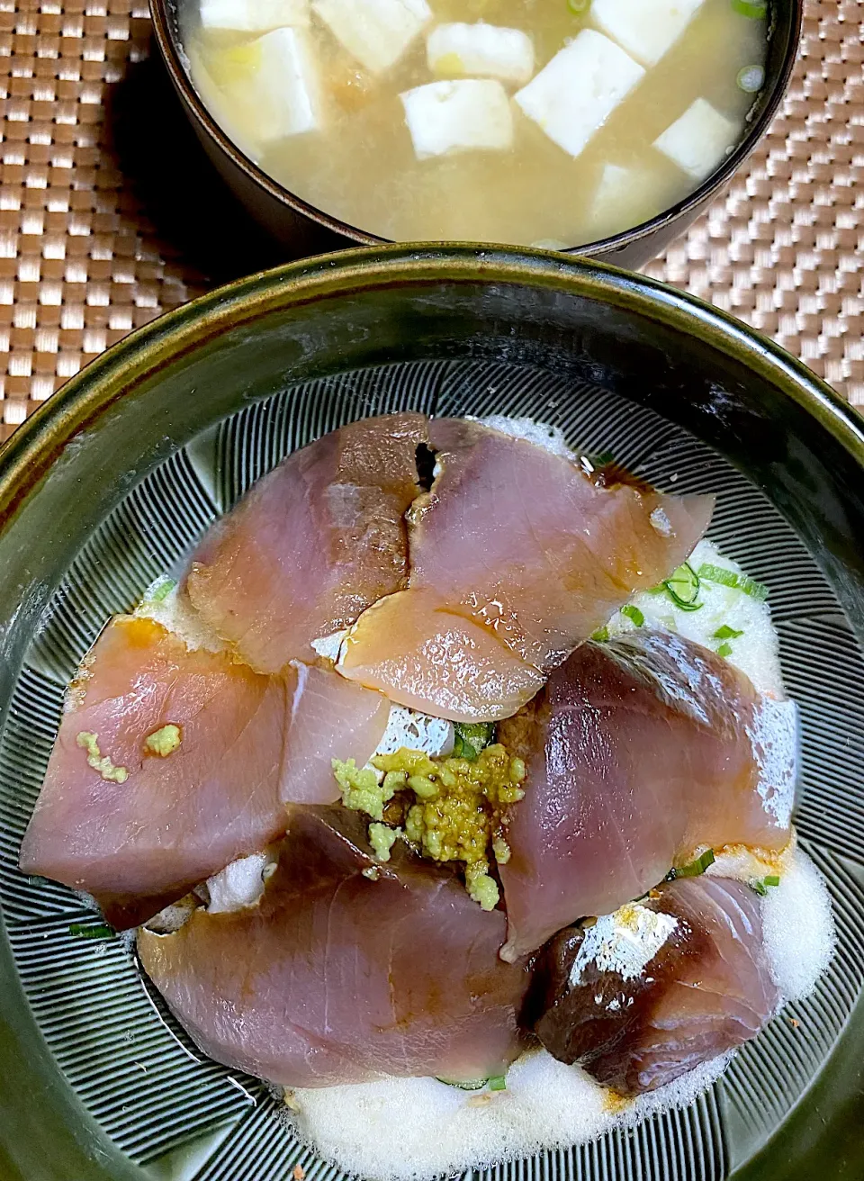 Snapdishの料理写真:はまち丼|すくらんぶるえっぐさん