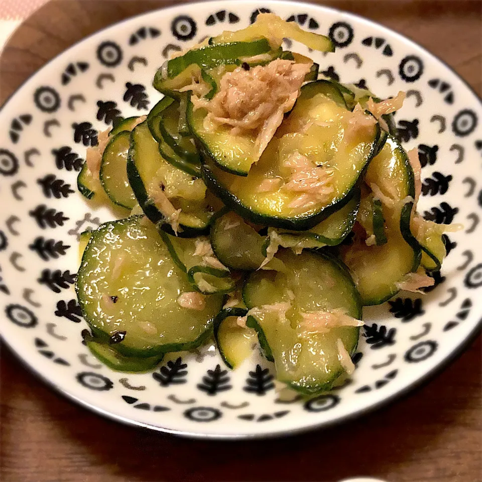 Snapdishの料理写真:ズッキーニときゅうりのツナコンソメ和え🥒|gunlove❤さん