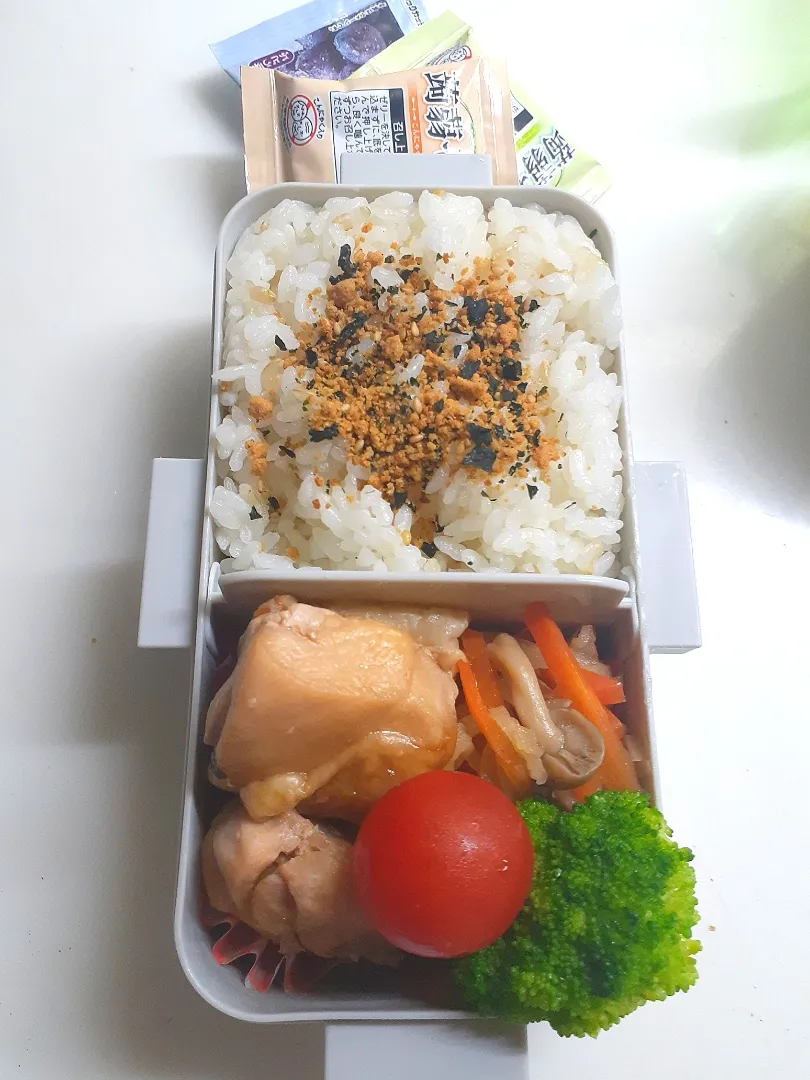 Snapdishの料理写真:☆中学生弁当☆ツナ若芽ごはん、切干大根、鶏照焼、ブロッコリー、ミニトマト、蒟蒻ゼリー|ｼｮｺﾗさん