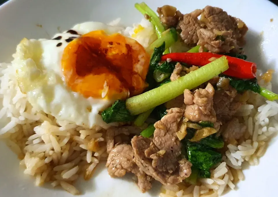 Dinner 
Black pepper spicy pork + fried egg rice|🌷lynnlicious🌷さん