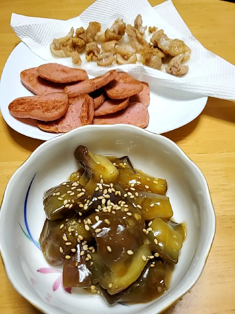 なすの甘辛煮と魚肉バーグと塩鶏皮|まゆっこさん