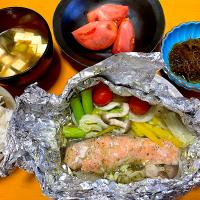 鮭とアスパラのバジルソース包み焼き🌟沖縄もずく酢🌟豆腐とわかめの味噌汁🌟トマトサラダ