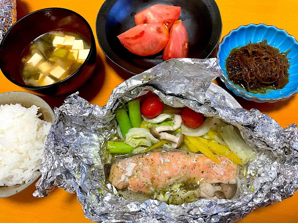 鮭とアスパラのバジルソース包み焼き🌟沖縄もずく酢🌟豆腐とわかめの味噌汁🌟トマトサラダ|まり＊さん