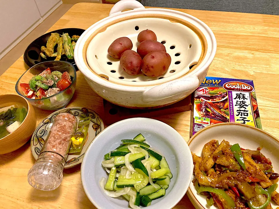 味の素さん麻婆茄子(大豆のミンチ&蕎麦茶がらを挽肉代わりでヴィーガン)、インカのめざめ蒸してオリーブオイルと岩塩で、キュウリのマリネ、豚しゃぶサラダ、オクラとシシトウの天麩羅、ワカメとお豆腐のお味噌汁(▰˘◡˘▰)|さくたえさん