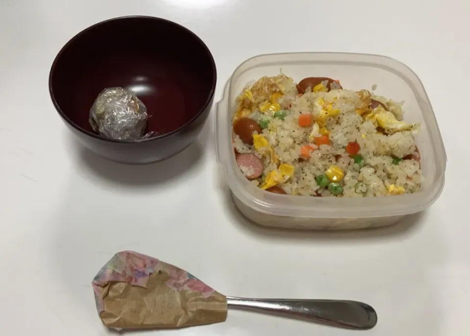 パパ弁。おにぎりは飽きたらしいので、暫くはチャーハンが良いらしいです。☆チャーハン☆みそ玉|Saharaさん