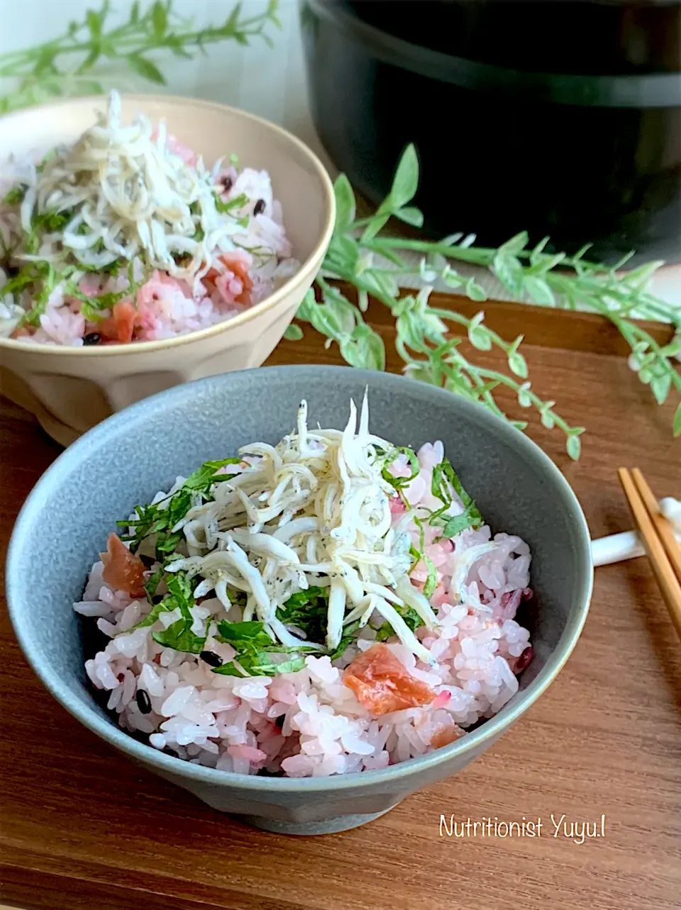 黒米入り梅干し炊き込みご飯　大葉しらすのせ|ゆーこどんさん