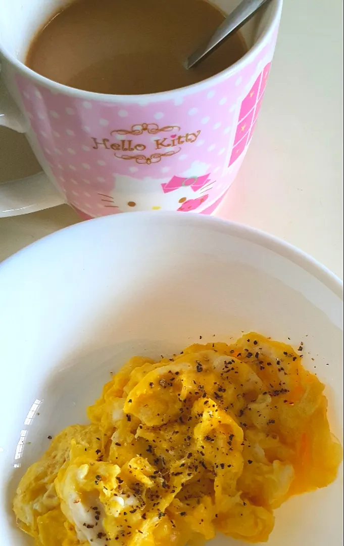 Quick breakfast 
scrambled egg + mozzarella 🧀 + coffee|🌷lynnlicious🌷さん