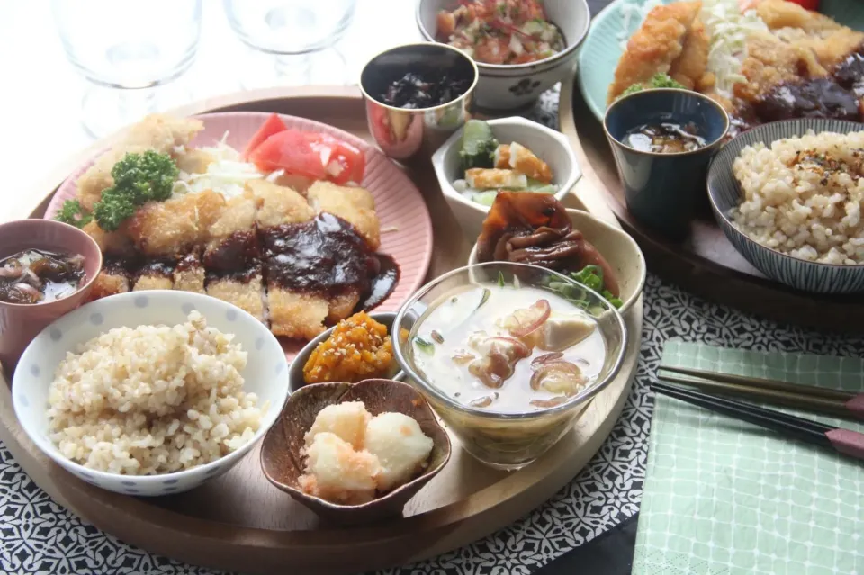 『夏の自家製とんかつと生サーモン尽くし色々小鉢おうち定食』【公式】料理研究家　指宿さゆり|【公式】料理研究家　指宿さゆり≫ｽﾀｼﾞｵ（ｽﾀｯﾌ運営）さん