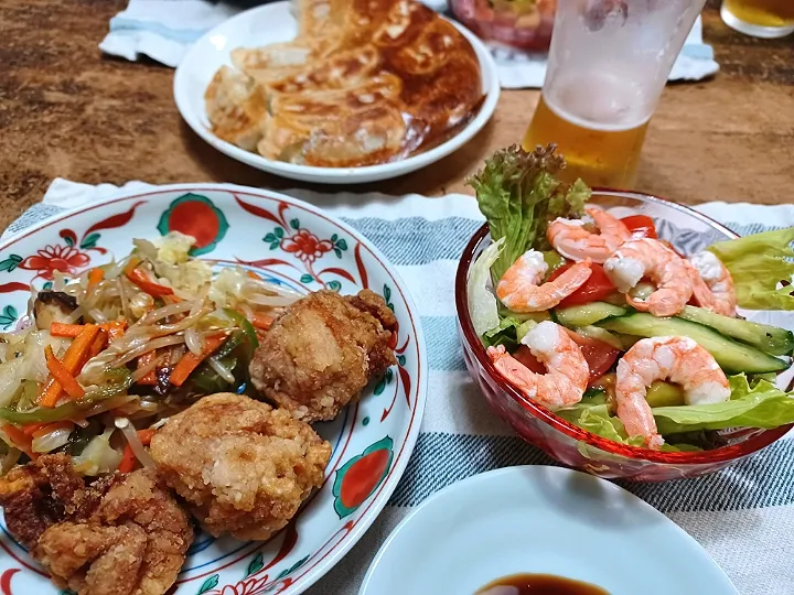 冷凍餃子とお惣菜の唐揚げ😚|ぱいんてーるさん