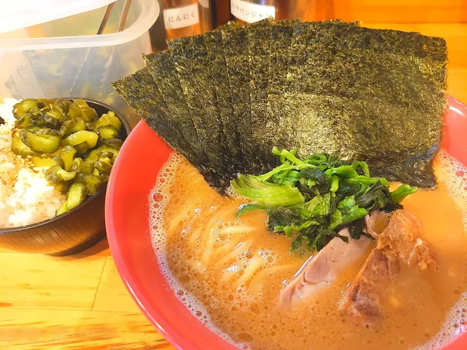 【スタンプ10個でラーメン無料】
横浜家系らーめん 剛力ダルマ家
ラーメン (麺軟らかめ/味普通/
油少なめ、750円)
＋のり (5枚、スタンプカードの
提示で無料)
＋ライス (お代わり自由、無料、
卓上の胡瓜の漬物食べ放題)
@本蓮沼2分
(赤羽から徒歩24分)
22148|大脇さん