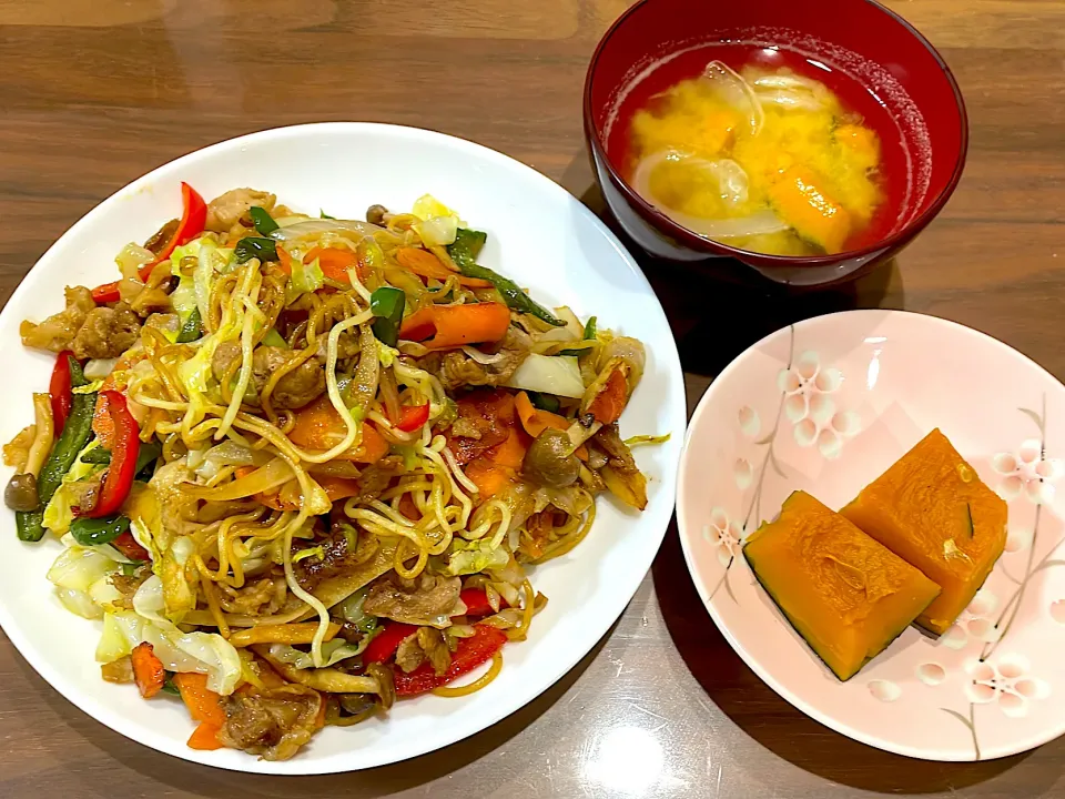 Snapdishの料理写真:旦那さん作焼きそば　かぼちゃと玉ねぎの味噌汁　かぼちゃの煮物|おさむん17さん