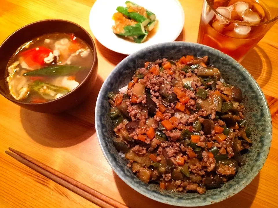 スタミナ満点！
麻婆茄子丼&トマトとオクラの旨塩豚汁🍆🍅|きみぷさん