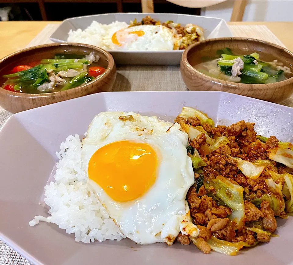 肉味噌キャベツロコモコ丼とトマトと小松菜のうま塩豚汁|ぴらこさん