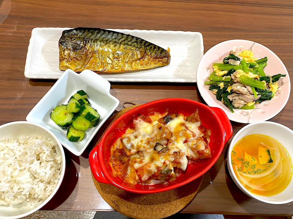 厚揚げのラタトゥイユチーズ焼き ズッキーニのコンソメスープ 豚バラと小松菜の中華風卵炒め 塩サバ ピリ辛きゅうり おさむん17 Snapdish スナップディッシュ Id Pr5t9a