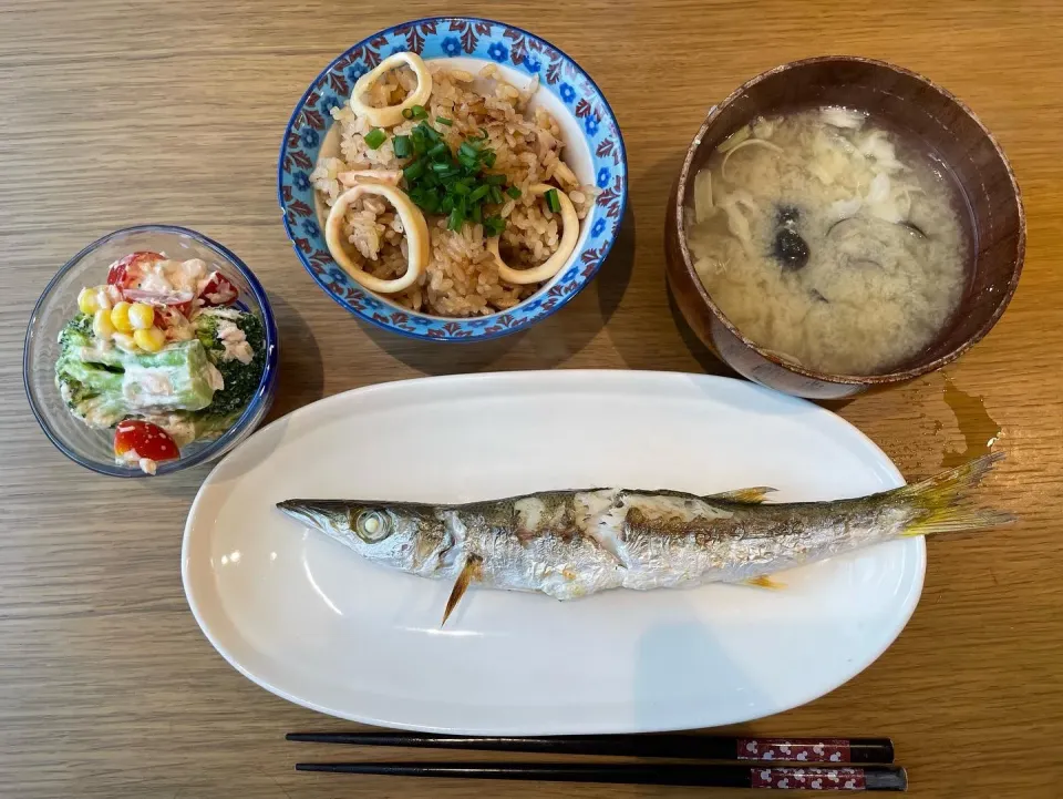 Snapdishの料理写真:カマス塩焼き スルメイカ飯|おーたたくとさん