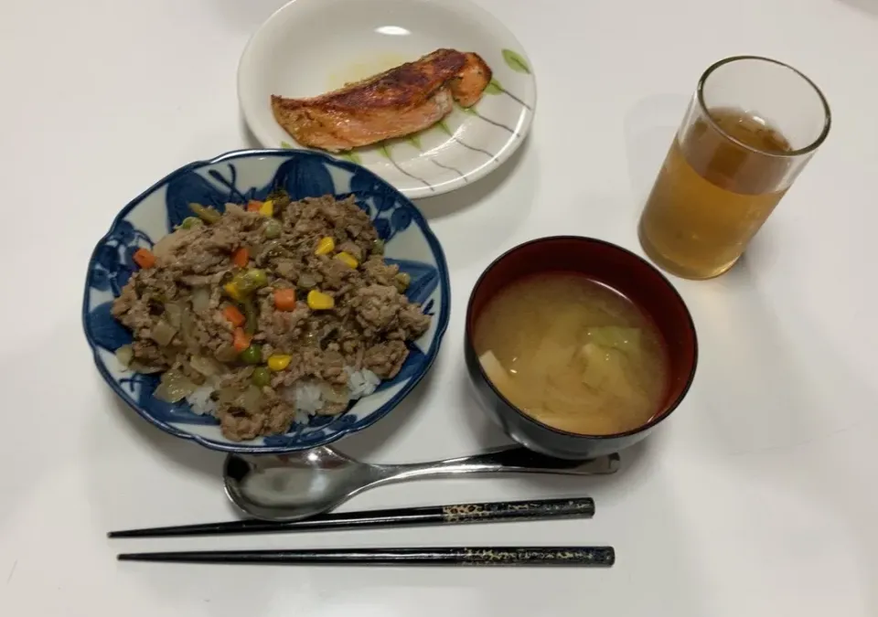 晩御飯(*´ー｀*)☆ガパオ風ライス☆鮭のソテー☆みそ汁（キャベツ、高野豆腐）|Saharaさん