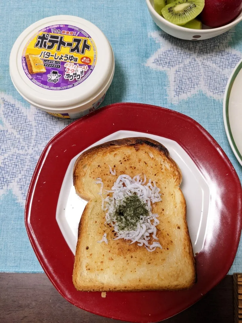 トースト
ポテトースト バターしょうゆ味しょうゆ
シラスと粉海苔かけ〜|ヒカリーさん