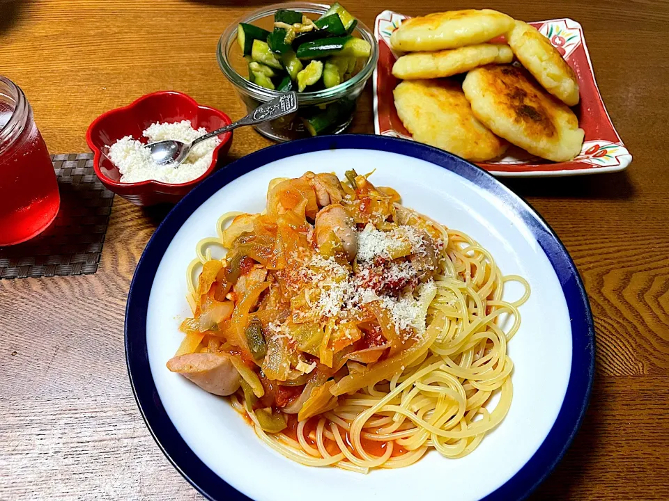 鶏肉とウインナーのトマト煮パスタ🍝|yummy tommyさん